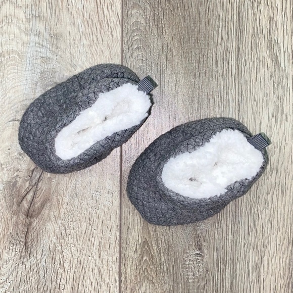 Old Navy Baby Slippers Quilted 3-6 Months Gray - Picture 9 of 13